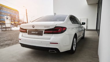 Vinnitsa, Ukrayna - 24 Şubat 2021. BMW Serisi 5 'in arka planı - galeride yeni model araba sunumu 