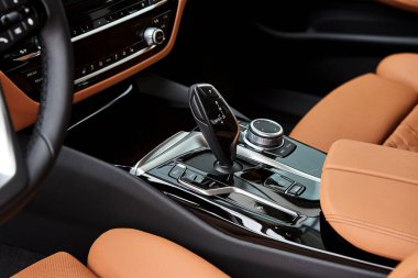 Vinnitsa, Ukrayna - 24 Şubat 2021. BMW Serisi 5 'in iletimi - Showroom' da yeni model araba sunumu 