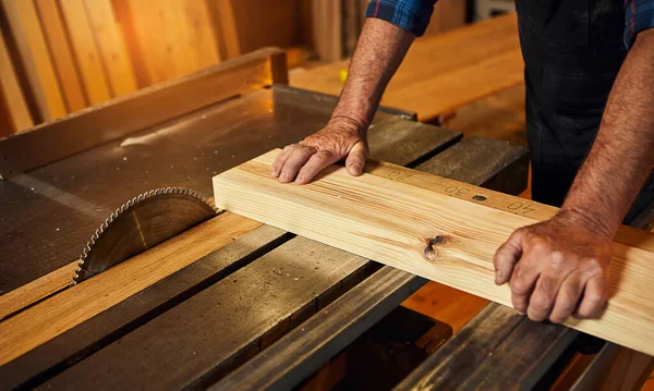 Gros Plan Table Coupe Bois Avec Scie Circulaire Électrique Senior — Photo