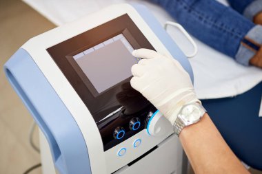 Topuk dürtüsünün şok dalgası terapisi. Fizyoterapist doktor yüksek etkili topuk ağrısı tedavisi için tıbbi ekipman kullanıyor. Tıbbi ortopedik tedavi kavramı. Manyetik alan, rehabilitasyon