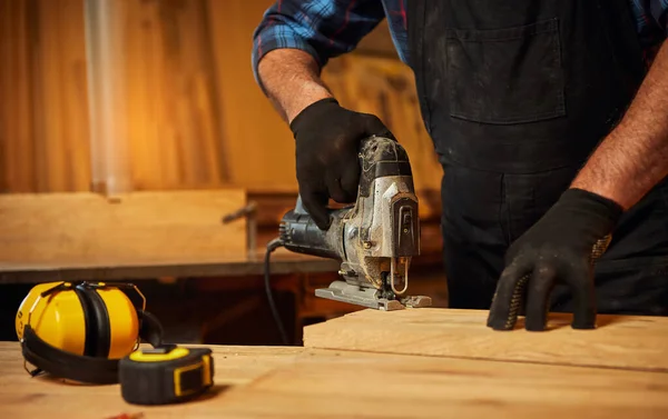 Close Professional Carpenter Hands Sawing Wood Electric Jigsaw Carpentry Workshop — Stock fotografie