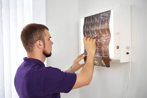 Medico Fisioterapista Che Esamina Radiografia Risonanza Magnetica Una Clinica Privata — Foto Stock