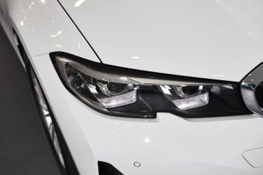 Vinnitsa, Ukrayna - 24 Şubat 2021. BMW Serisi 3 'ün far ışığı - galeride yeni model araba sunumu 