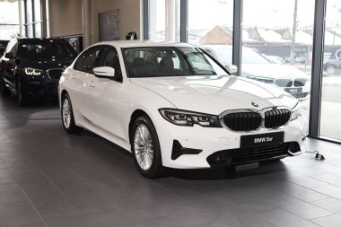 Vinnitsa, Ukrayna - 24 Şubat 2021. BMW Serisi 3 'ün yan görünümü - galeride yeni model araba sunumu 