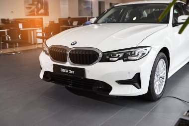 Vinnitsa, Ukrayna - 24 Şubat 2021. BMW Serisi 3 'ün ön görüntüsü - galeride yeni model araba sunumu 