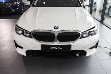 Vinnitsa, Ukrayna - 24 Şubat 2021. BMW Serisi 3 'ün ön görüntüsü - galeride yeni model araba sunumu 