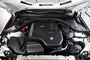 Vinnitsa, Ukrayna - 24 Şubat 2021. BMW Serisi 3 'ün kaputunun altında - galeride yeni model araba sunumu 