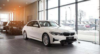 Vinnitsa, Ukrayna - 24 Şubat 2021. BMW Serisi 3 'ün yan görünümü - galeride yeni model araba sunumu 