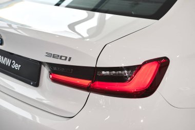 Vinnitsa, Ukrayna - 24 Şubat 2021. BMW Serisi 3 'ün arka farları - galeride yeni model araba sunumu 