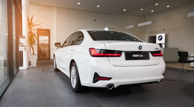Vinnitsa, Ukrayna - 24 Şubat 2021. BMW Serisi 3 'ün arka planı - galeride yeni model araba sunumu 