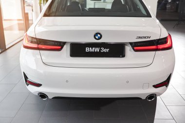 Vinnitsa, Ukrayna - 24 Şubat 2021. BMW Serisi 3 'ün arka planı - galeride yeni model araba sunumu 