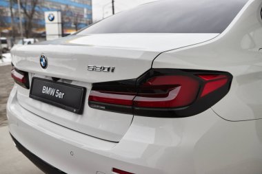 Vinnitsa, Ukrayna - 24 Şubat 2021. BMW Serisi 5 'in arka planı - galeride yeni model araba sunumu 