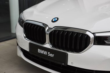 Vinnitsa, Ukrayna - 24 Şubat 2021. BMW Serisi 5 'in kapanışı - galeride yeni model araba sunumu