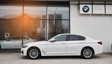 Vinnitsa, Ukrayna - 24 Şubat 2021. BMW Serisi 5 'in yan görünümü - galeride yeni model araba sunumu