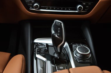 Vinnitsa, Ukrayna - 24 Şubat 2021. BMW Serisi 5 'in iletimi - Showroom' da yeni model araba sunumu 