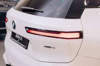 Vinnitsa, Ukrayna - 14 Ocak 2022. BMW IX - yeni model elektrikli SUV araba sunumu galeride - arka far