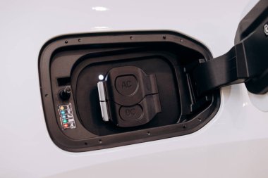 Vinnitsa, Ukrayna - 14 Ocak 2022. BMW IX - yeni model elektrikli SUV araba sunumu showroom 'da - şarj işlemi