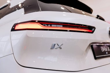 Vinnitsa, Ukrayna - 14 Ocak 2022. BMW IX - yeni model elektrikli SUV araba sunumu galeride - arka far