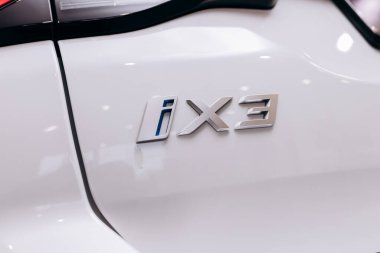 Vinnitsa, Ukrayna - 14 Ocak 2022. BMW IX 3 - yeni model tüm elektrikli SUV araba sunumu - logo BMW IX 3