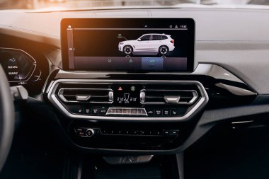 Vinnitsa, Ukrayna - 14 Ocak 2022. BMW IX 3 - yeni model elektrikli SUV araba sunumu sergi salonunda - kontrol panelinde