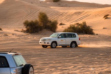 11 Kasım 2021, BAE, Dubai: Dubai veya Abu Dabi 'deki kum tepeleri boyunca çöl Safari' si - turistler için geleneksel eğlence