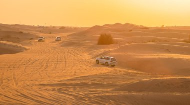 11 Kasım 2021, BAE, Dubai: Dubai veya Abu Dabi 'deki kum tepeleri boyunca çöl Safari' si - turistler için geleneksel eğlence