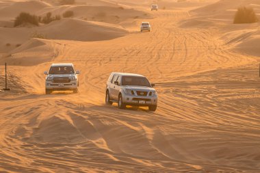 11 Kasım 2021, BAE, Dubai: Dubai veya Abu Dabi 'deki kum tepeleri boyunca çöl Safari' si - turistler için geleneksel eğlence