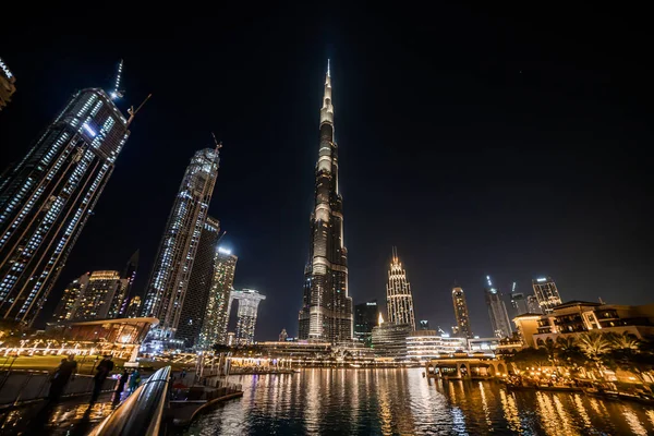 Dubai, BAE - 09 Kasım 2021: Burj Khalifa, Dubai, BAE 'de 829.8 metre yüksekliğinde dünyanın en uzun gökdelenidir.