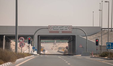 Dubai, BAE - Kasım 2021: Dubai şehir otoyolu, Birleşik Arap Emirlikleri