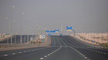 Dubai, BAE - Kasım 2021: Dubai şehir otoyolu, Birleşik Arap Emirlikleri