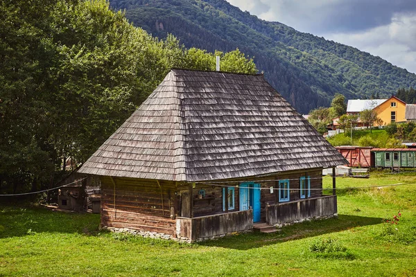 科洛查瓦古村人种学博物馆的传统喀尔巴阡山木屋和家庭 — 图库照片