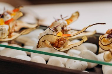 Kurumuş meyve dilimlenmiş armut cipsi süzme peynir ve cevizli sağlıklı vejetaryen tatlı şekeri ücretsiz, restoranda servis ediliyor.