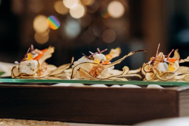 Kurumuş meyve dilimlenmiş armut cipsi süzme peynir ve cevizli sağlıklı vejetaryen tatlı şekeri ücretsiz, restoranda servis ediliyor.