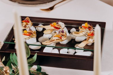 Kurumuş meyve dilimlenmiş armut cipsi süzme peynir ve cevizli sağlıklı vejetaryen tatlı şekeri ücretsiz, restoranda servis ediliyor.