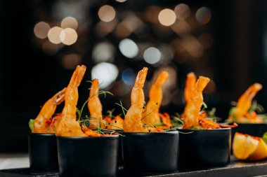 Ekmek kırıntıları içinde kızarmış kaplan karidesi ve mango sosu restoranda hazır. Deniz ürünleri, deniz ürünleri.