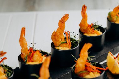 Ekmek kırıntıları içinde kızarmış kaplan karidesi ve mango sosu restoranda hazır. Deniz ürünleri, deniz ürünleri.