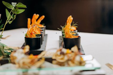 Ekmek kırıntıları içinde kızarmış kaplan karidesi ve mango sosu restoranda hazır. Deniz ürünleri, deniz ürünleri.