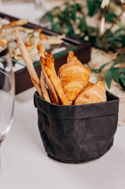 Kruvasan ve yemek çubukları restorandaki büfe için hazır.