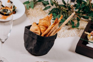 Kruvasan ve yemek çubukları restorandaki büfe için hazır.