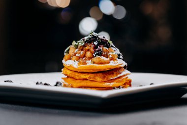 Lezzetli gözlemeler frenk üzümü reçeli ve elmalarla servis edilir.