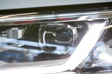 Vinnitsa, Ukrayna - 18 Şubat 2021. Volkswagen Tiguan 2021 - Showroom 'da yeni model araba sunumu - far