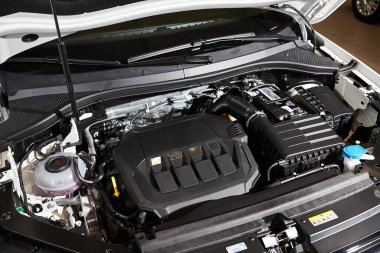 Vinnitsa, Ukrayna - 18 Şubat 2021. Volkswagen Tiguan 2021 - galeride yeni model araba sunumu - kaputun altında