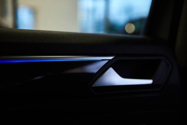 Vinnitsa, Ukrayna - 18 Şubat 2021. Volkswagen Tiguan 2021 - galeride yeni model araba sunumu - kapı kolu