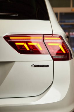 Vinnitsa, Ukrayna - 18 Şubat 2021. Volkswagen Tiguan 2021 - galeride yeni model araba sunumu - arka far