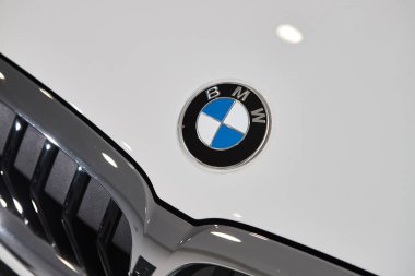 Vinnitsa, Ukrayna - 24 Şubat 2021. BMW Serisi 3 'ün kapanışı - galeride yeni model araba sunumu 