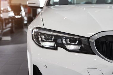 Vinnitsa, Ukrayna - 24 Şubat 2021. BMW Serisi 3 'ün far ışığı - galeride yeni model araba sunumu 