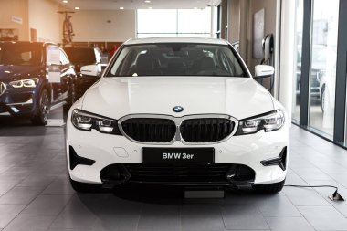 Vinnitsa, Ukrayna - 24 Şubat 2021. BMW Serisi 3 'ün ön görüntüsü - galeride yeni model araba sunumu 
