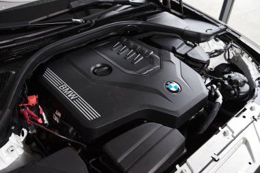 Vinnitsa, Ukrayna - 24 Şubat 2021. BMW Serisi 3 'ün motoru - galeride yeni model araba sunumu