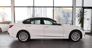 Vinnitsa, Ukrayna - 24 Şubat 2021. BMW Serisi 3 'ün yan görünümü - galeride yeni model araba sunumu 