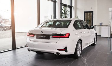 Vinnitsa, Ukrayna - 24 Şubat 2021. BMW Serisi 3 'ün arka planı - galeride yeni model araba sunumu 